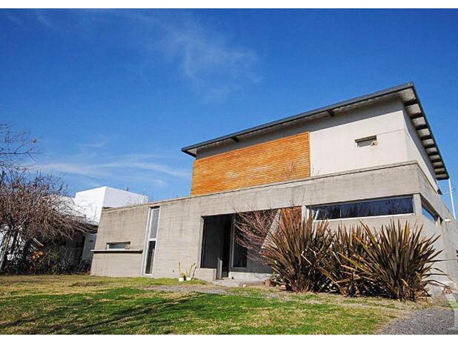 For Sale or Rent: 5-Bedroom House in La Laguna, Santa Clara Neighborhood, Villanueva, Tigre