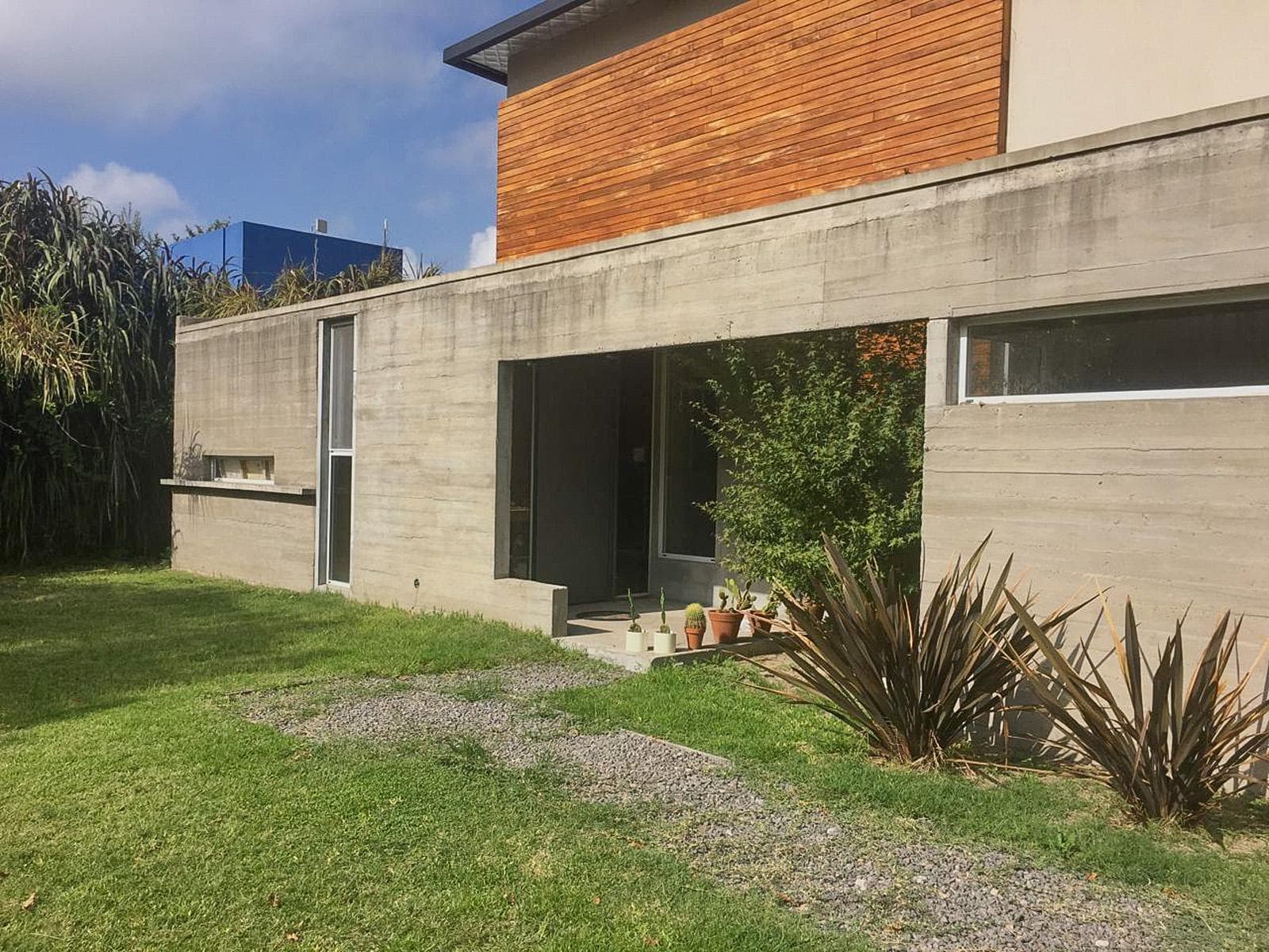 For Sale or Rent: 5-Bedroom House in La Laguna, Santa Clara Neighborhood, Villanueva, Tigre