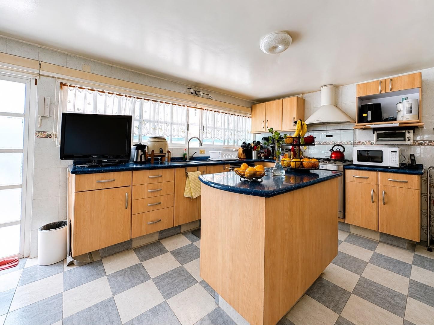 Spacious House for Sale with Great Potential in Lomas de La Herradura