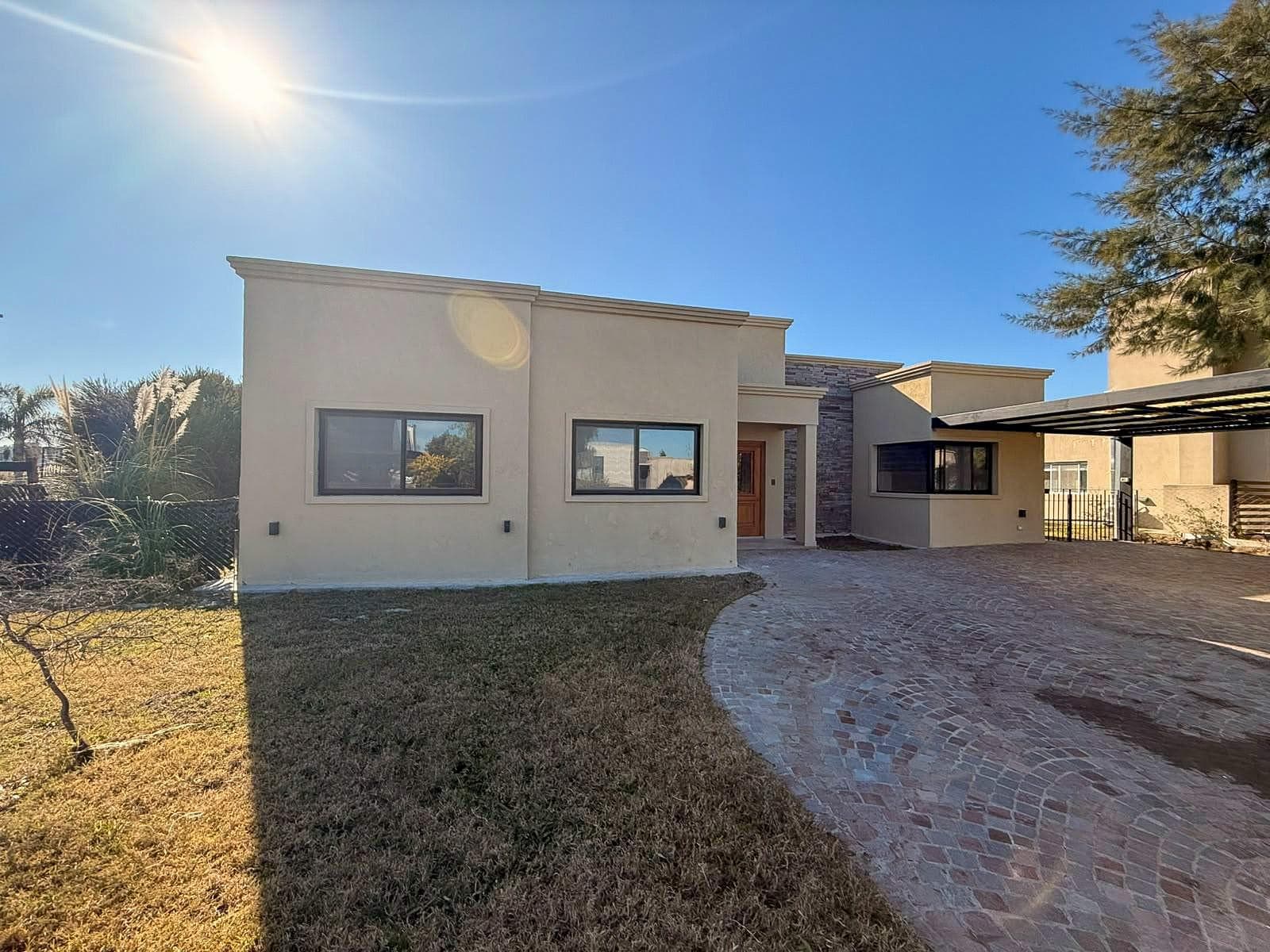 Annual Rental: 5-Bedroom House in the San Sebastian Neighborhood, Area 6