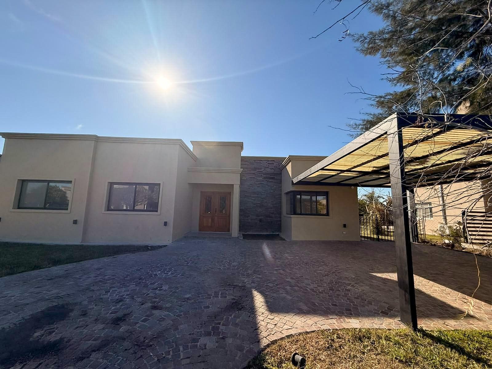 Annual Rental: 5-Bedroom House in the San Sebastian Neighborhood, Area 6