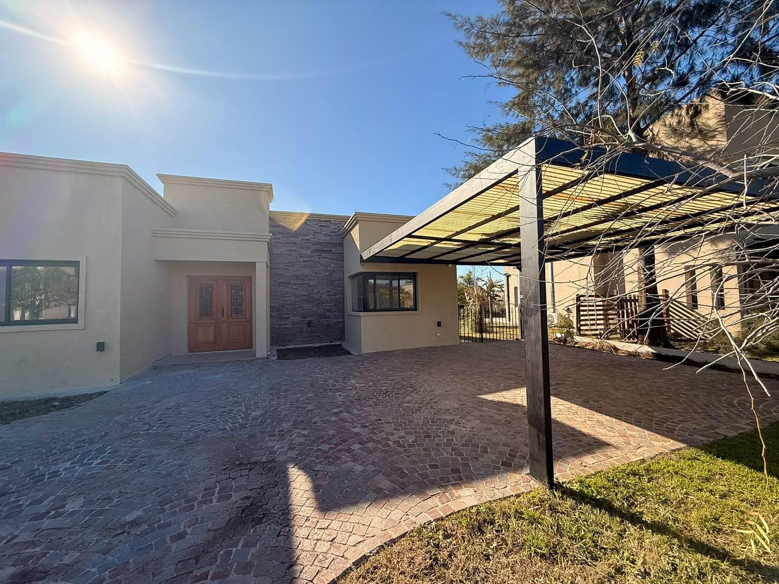 Annual Rental: 5-Bedroom House in the San Sebastian Neighborhood, Area 6