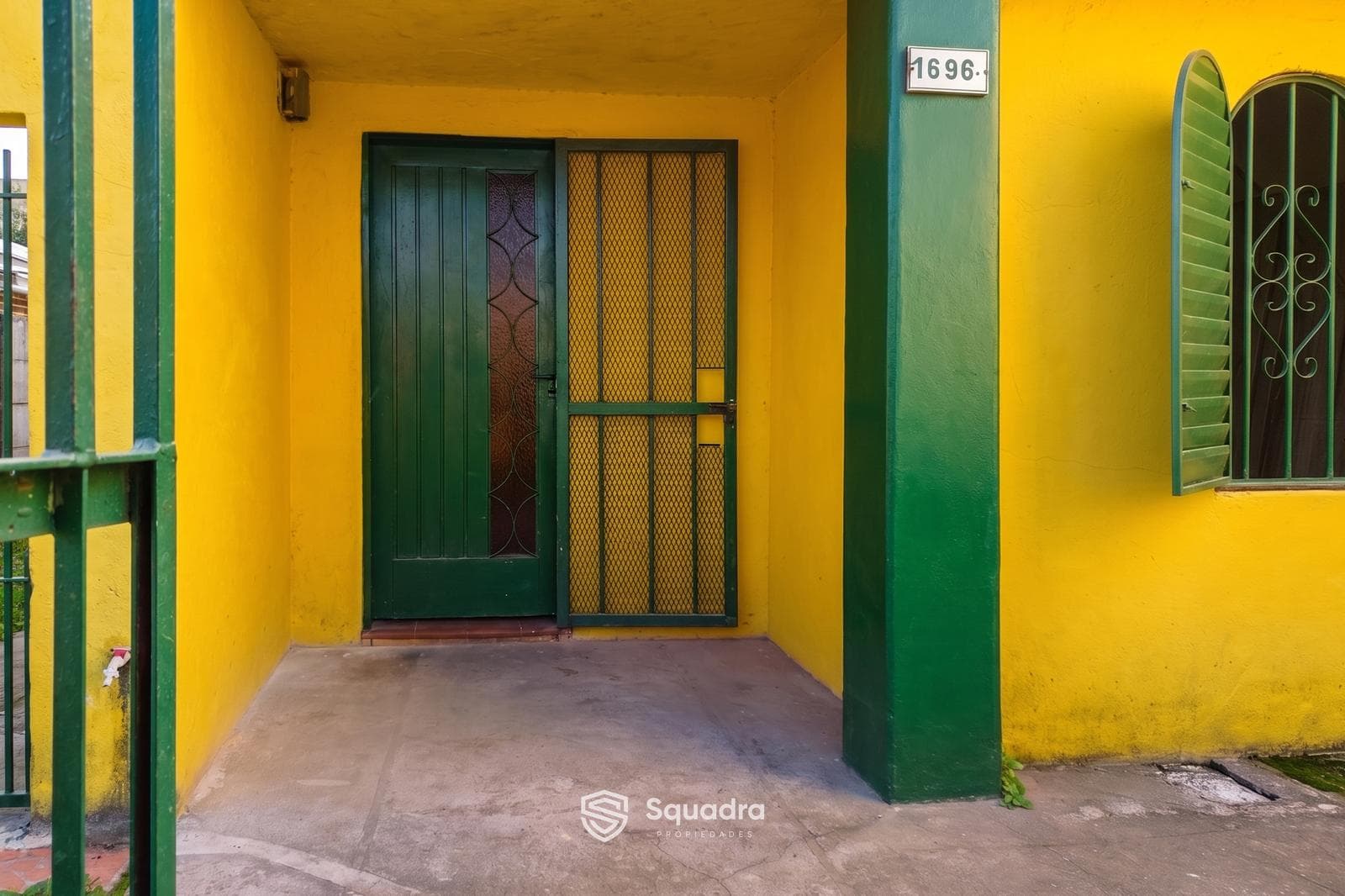 FOR SALE - Three-bedroom corner house with a patio - North Side, Rosario.