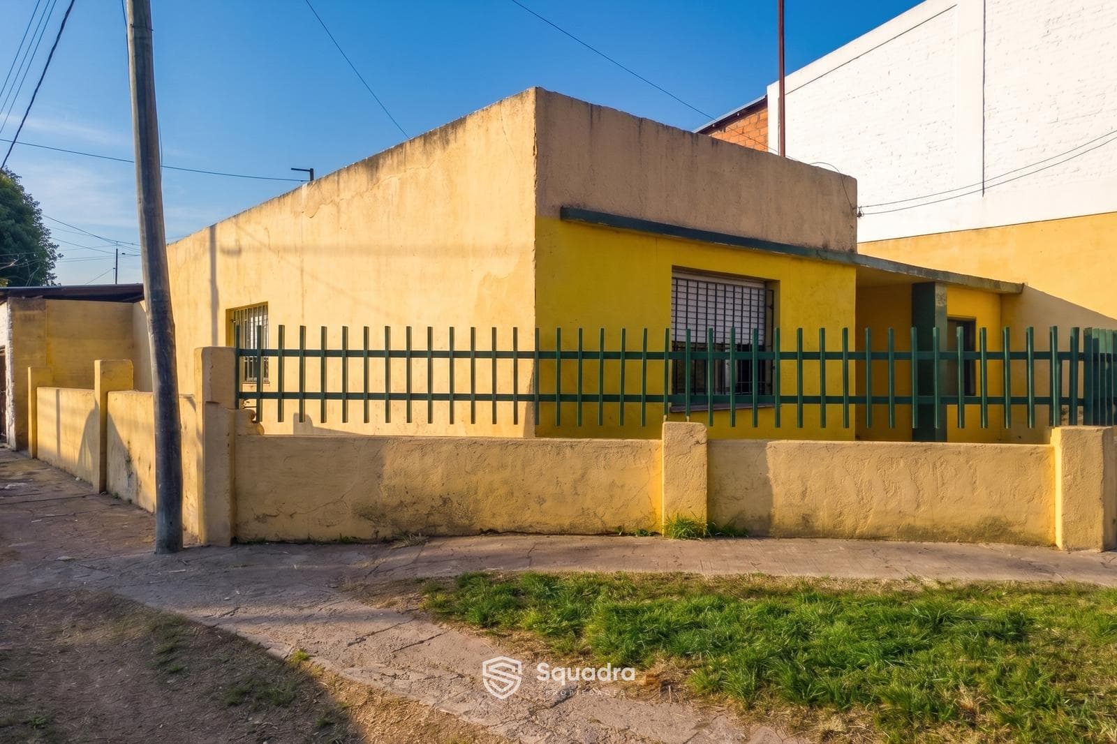 FOR SALE - Three-bedroom corner house with a patio - North Side, Rosario.