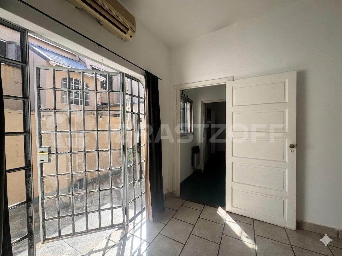 For Sale: Townhouse at the back of the building, in need of renovation, no maintenance fees, with a patio—in Bajo de San Isidro