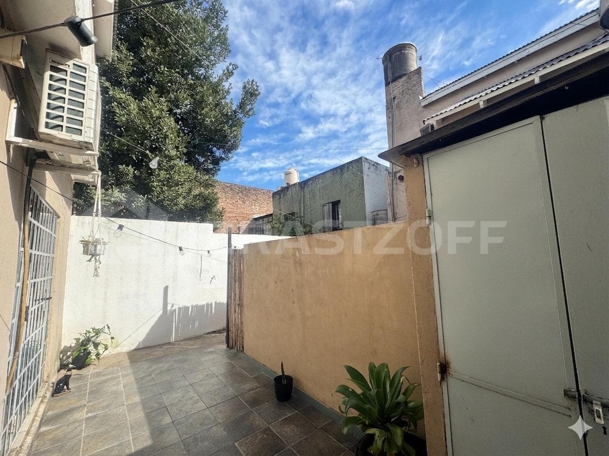 For Sale: Townhouse at the back of the building, in need of renovation, no maintenance fees, with a patio—in Bajo de San Isidro