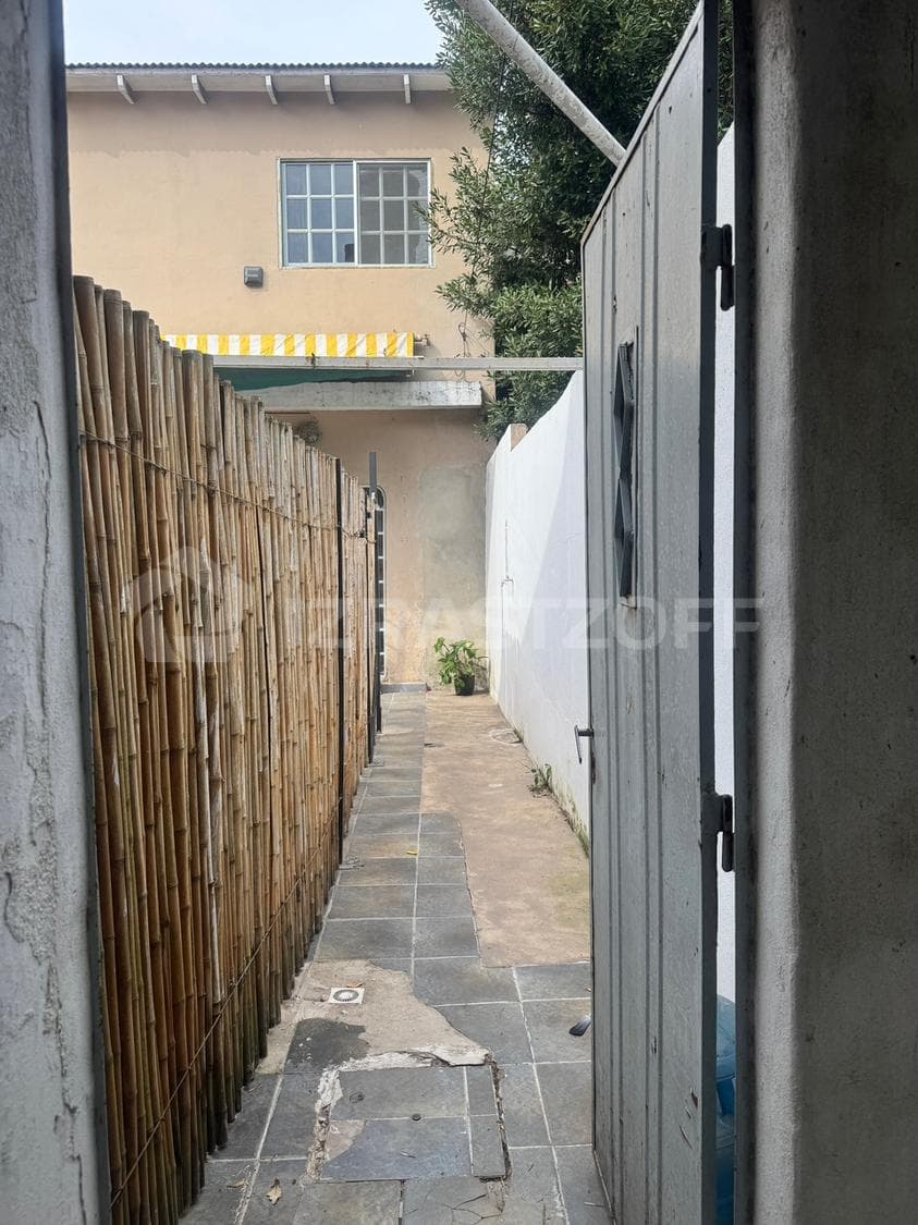 For Sale: Townhouse at the back of the building, in need of renovation, no maintenance fees, with a patio—in Bajo de San Isidro