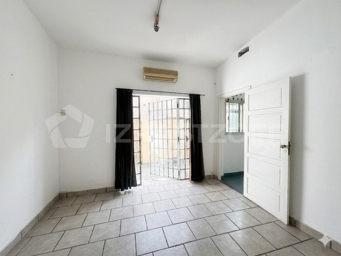 For Sale: Townhouse at the back of the building, in need of renovation, no maintenance fees, with a patio—in Bajo de San Isidro