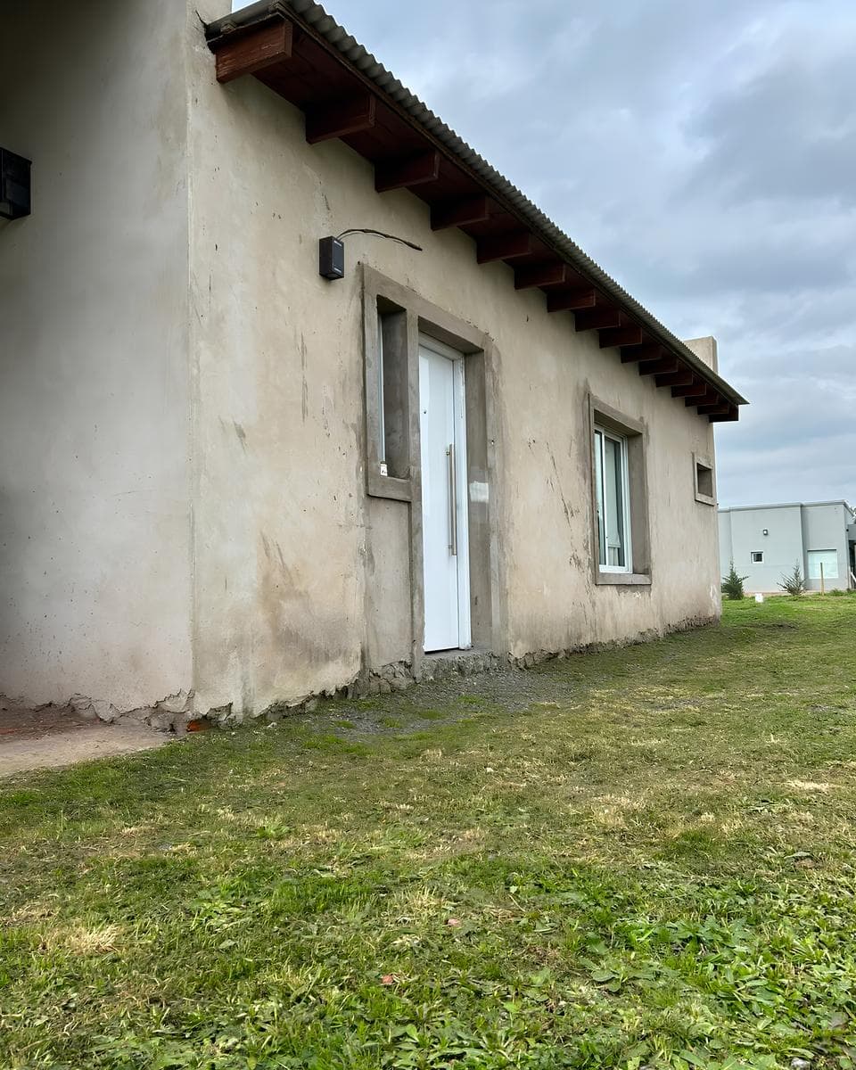 Country house on a 1,500 m² lot, 10 minutes from downtown Mercedes B