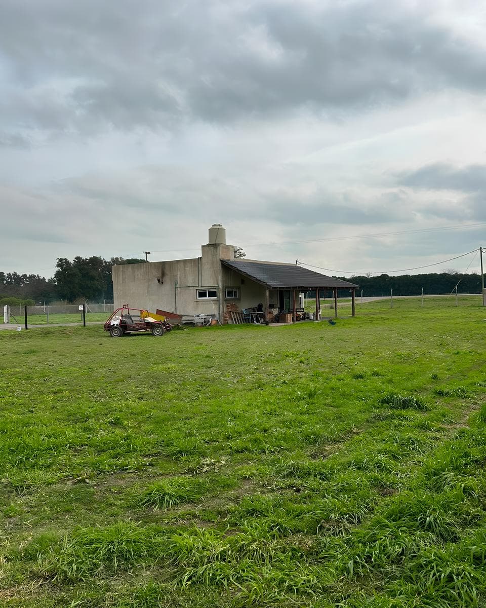 Country house on a 1,500 m² lot, 10 minutes from downtown Mercedes B