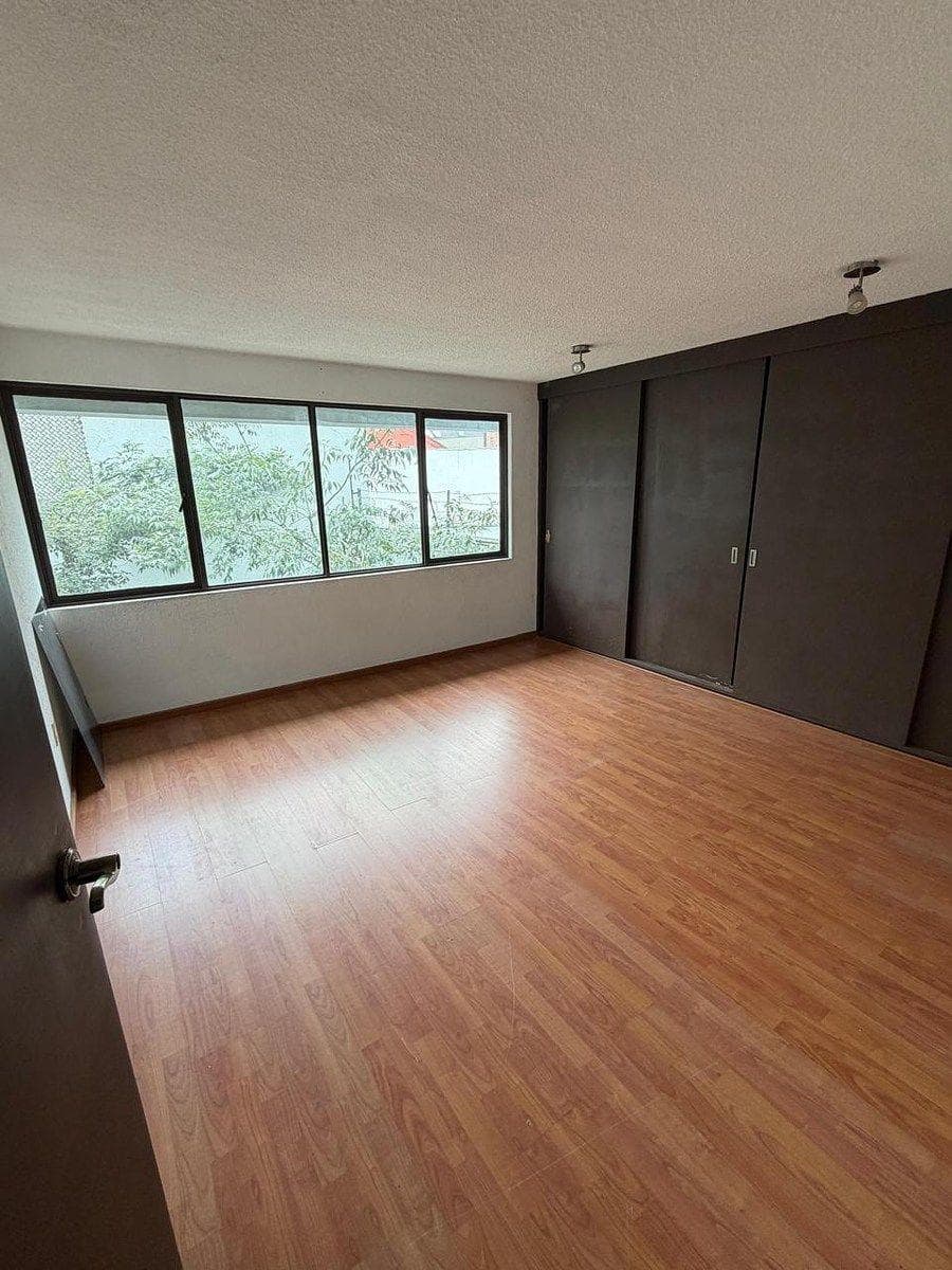 LH: HOUSE FOR SALE IN THE FLORIDA NEIGHBORHOOD