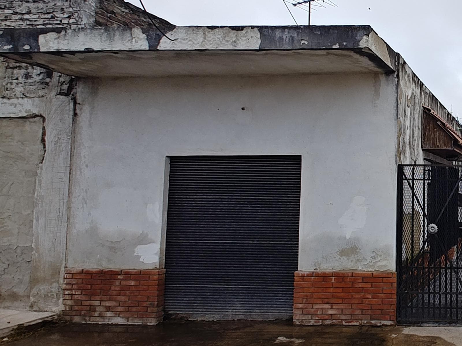 House with Commercial Space for Sale in G. Catan