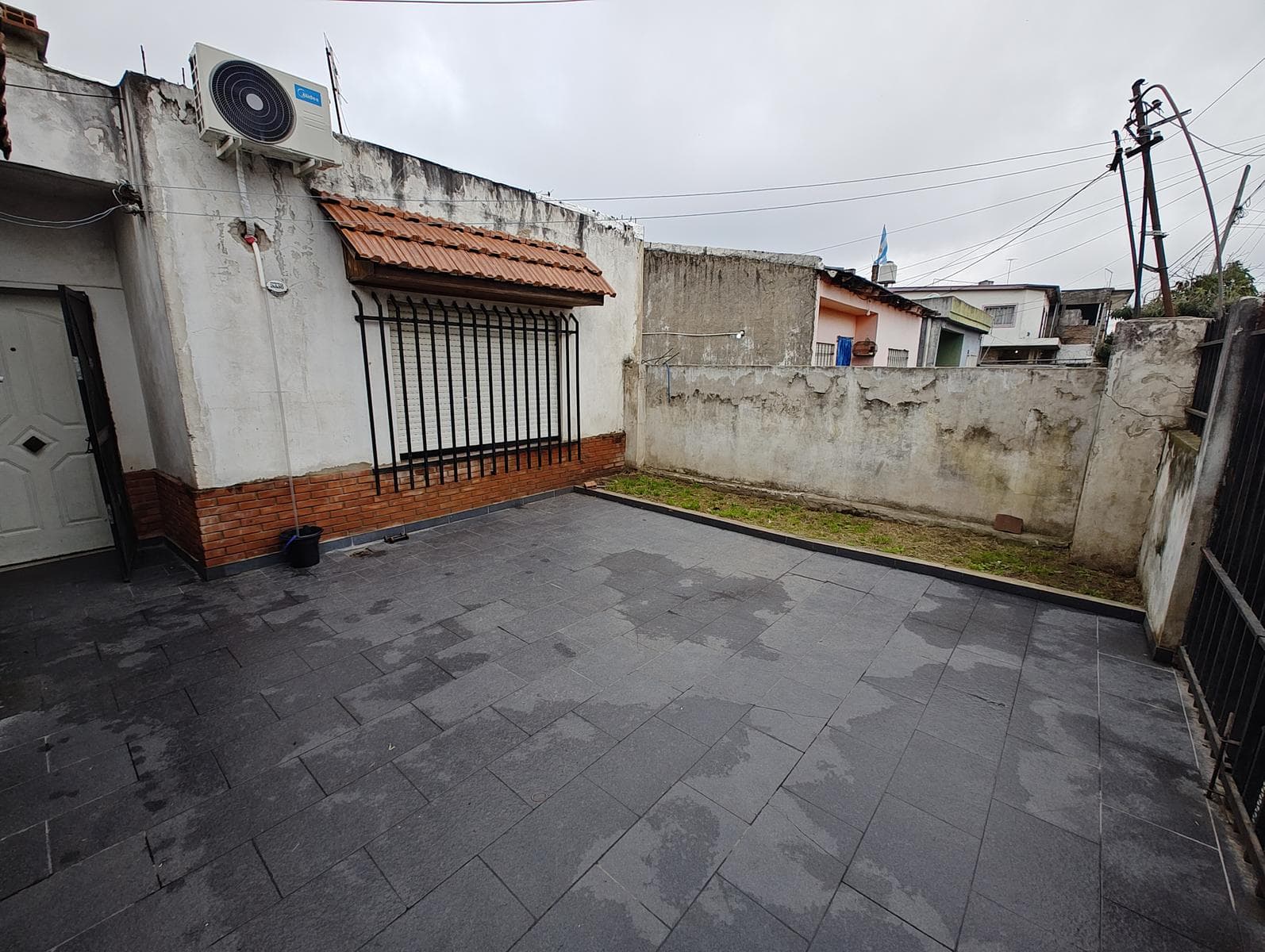 House with Commercial Space for Sale in G. Catan