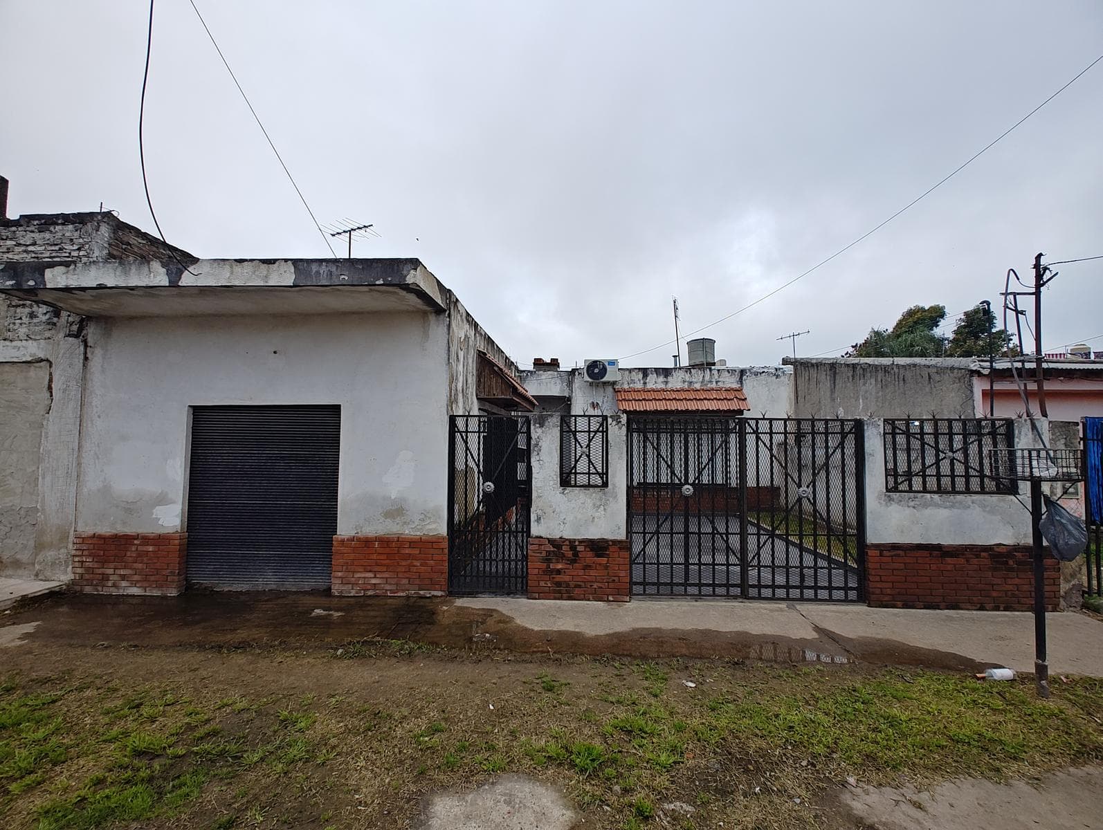 House with Commercial Space for Sale in G. Catan