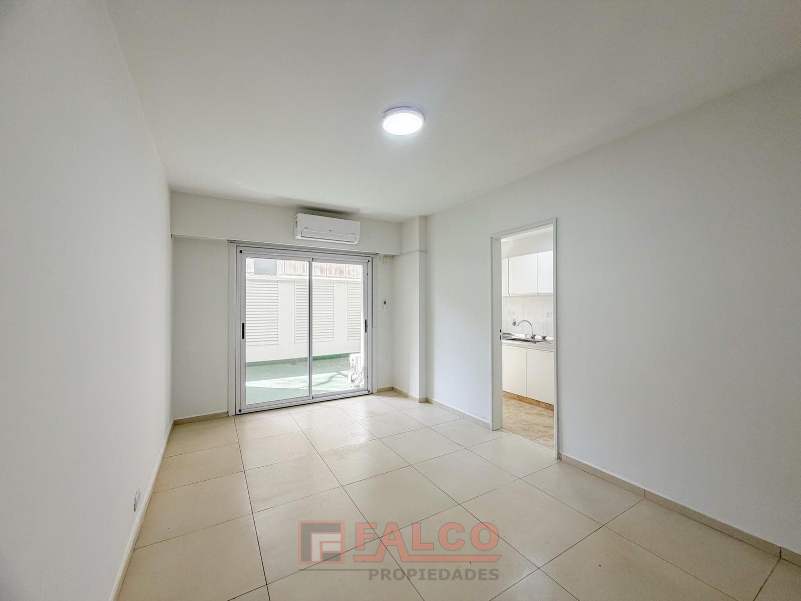 2-room apartment, completely renovated, with a patio