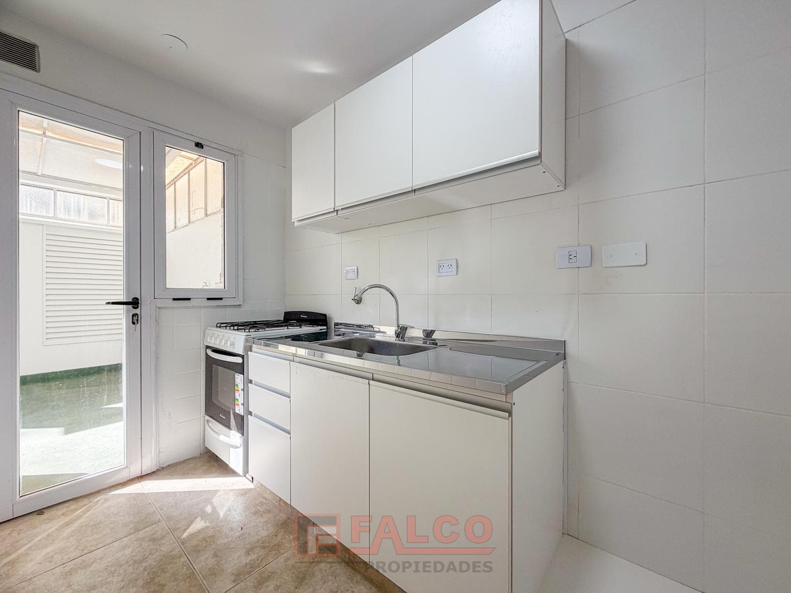 2-room apartment, completely renovated, with a patio