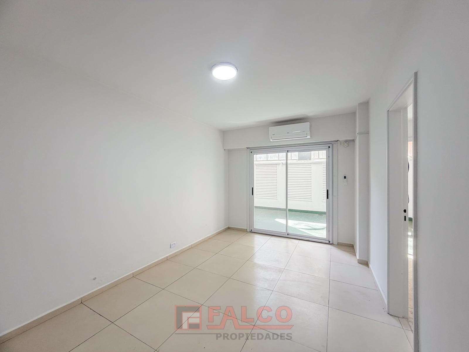 2-room apartment, completely renovated, with a patio
