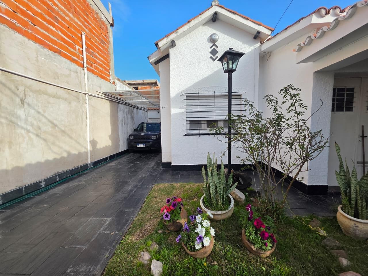 For Sale - 3-Bedroom House with Patio and Garage in Arroyito - Rosario