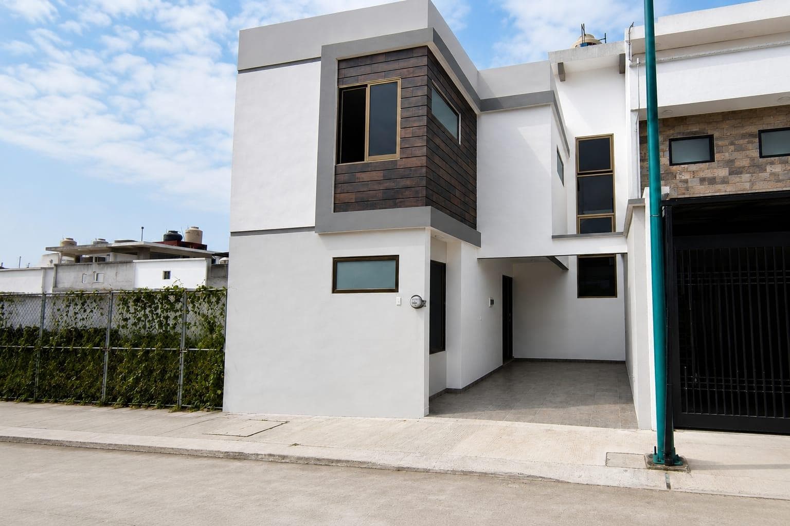 HOUSE FOR SALE IN A PRIVATE SUBDIVISION IN THE FEMSA AREA OF COATEPEC, VERACRUZ