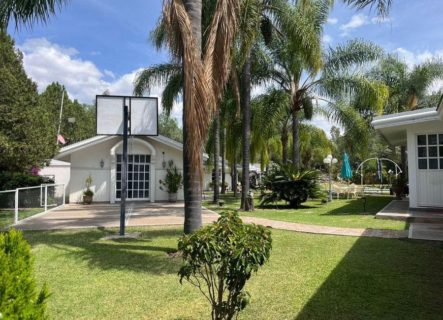 Casa en la Herradura con alberca, cancha de tenis, futbol y básquet en 7,196 m2