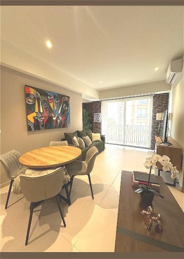 Departamento en Planta Baja con 1 Recámara mas Estudio, Estacionamiento, en Zona del Country