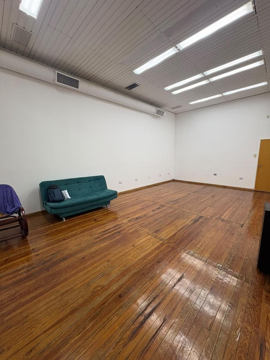 Upper-Floor House for Commercial Rent