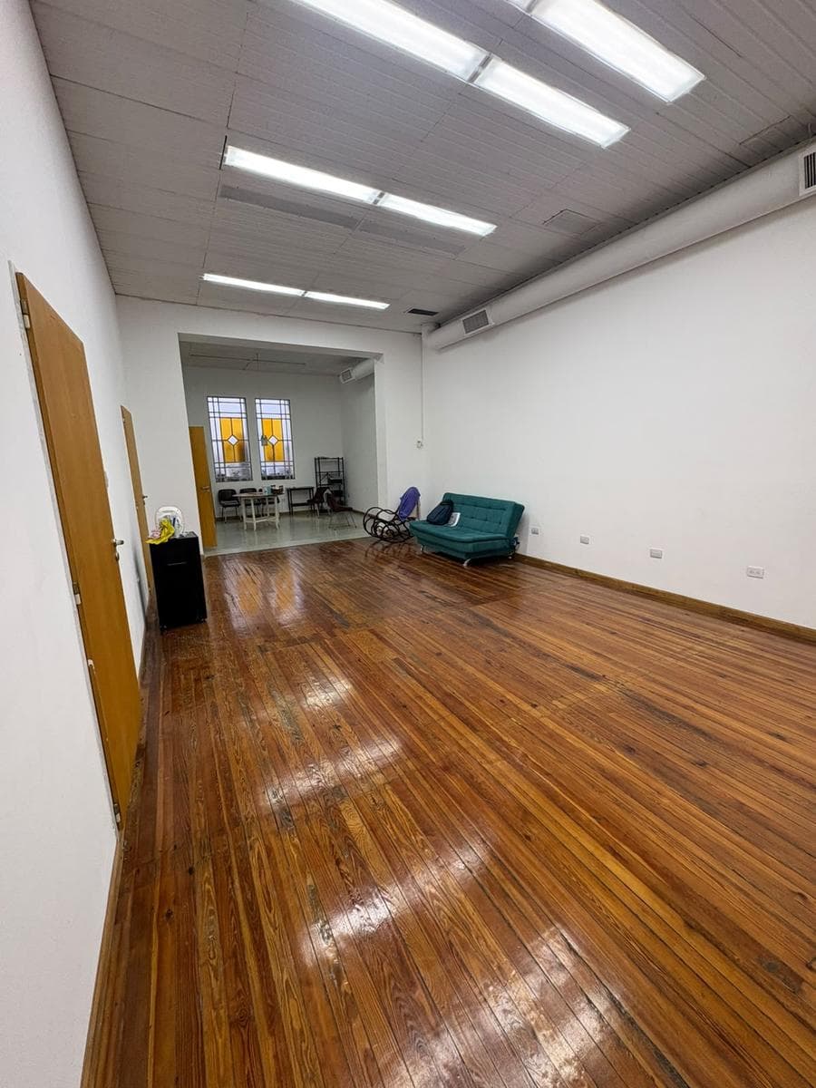 Upper-Floor House for Commercial Rent