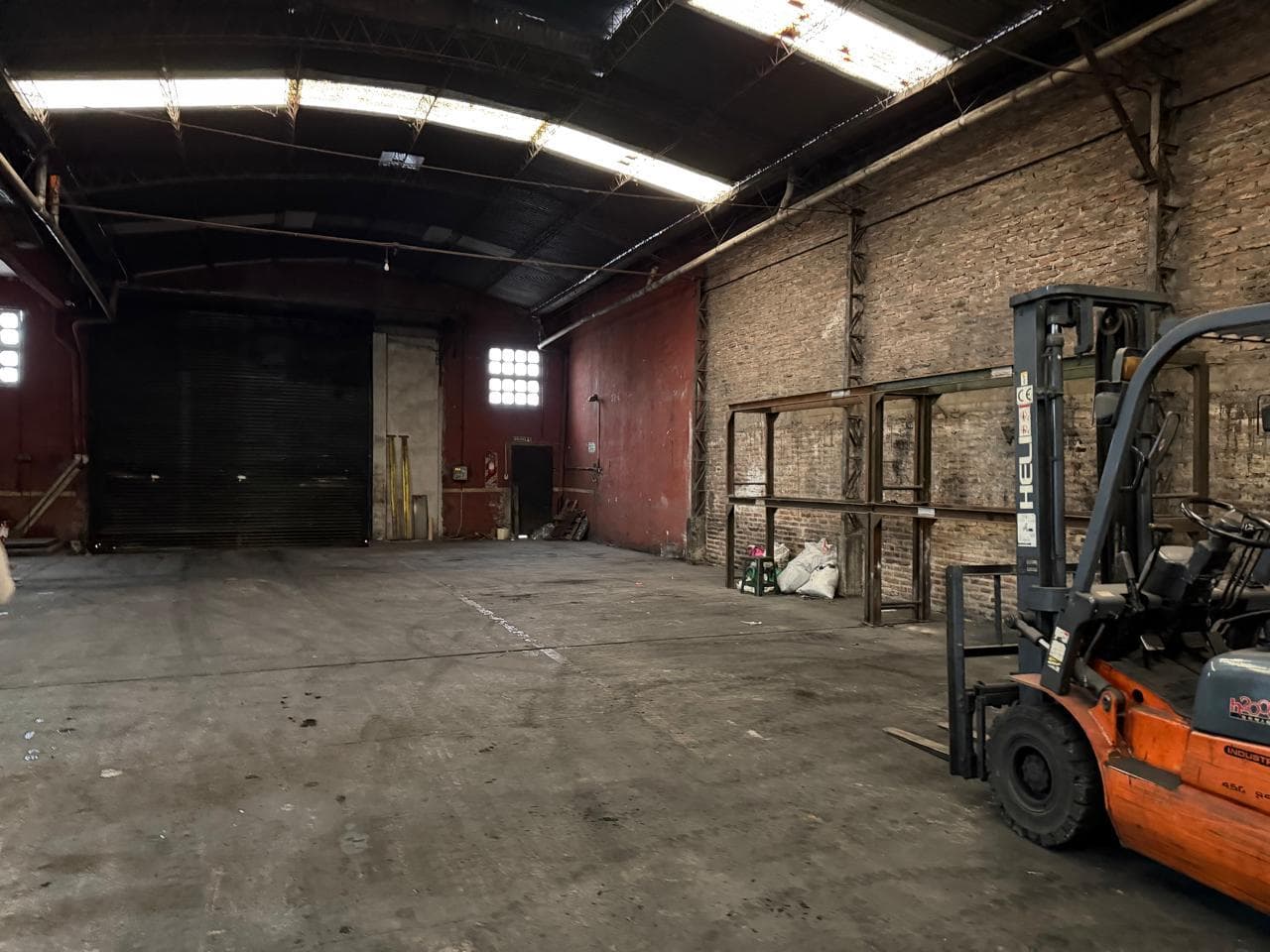 Industrial warehouse in Isidro Casanova, Borgward area