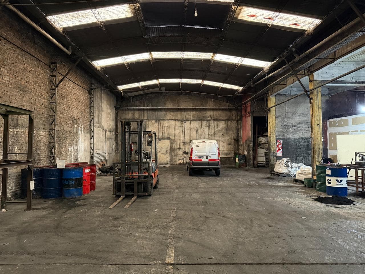 Industrial warehouse in Isidro Casanova, Borgward area
