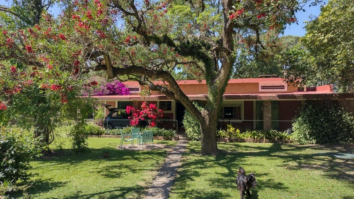 FOR SALE: Country house—large lot, barbecue area, and pool—OLIVEROS