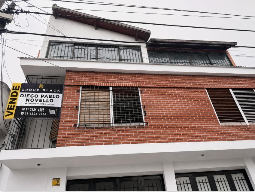200-square-meter, two-story apartment for sale, in need of renovation; can be divided into two or four units