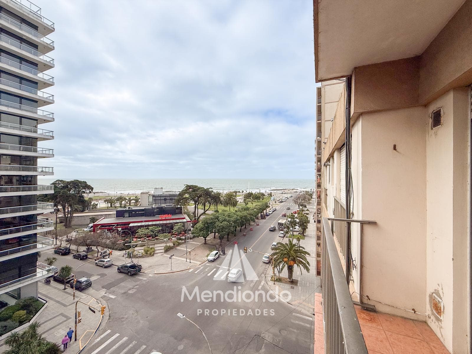 2-bedroom apartment on the 6th floor, facing the street, with a VIEW OF THE OCEAN and Plaza España. La Perla.