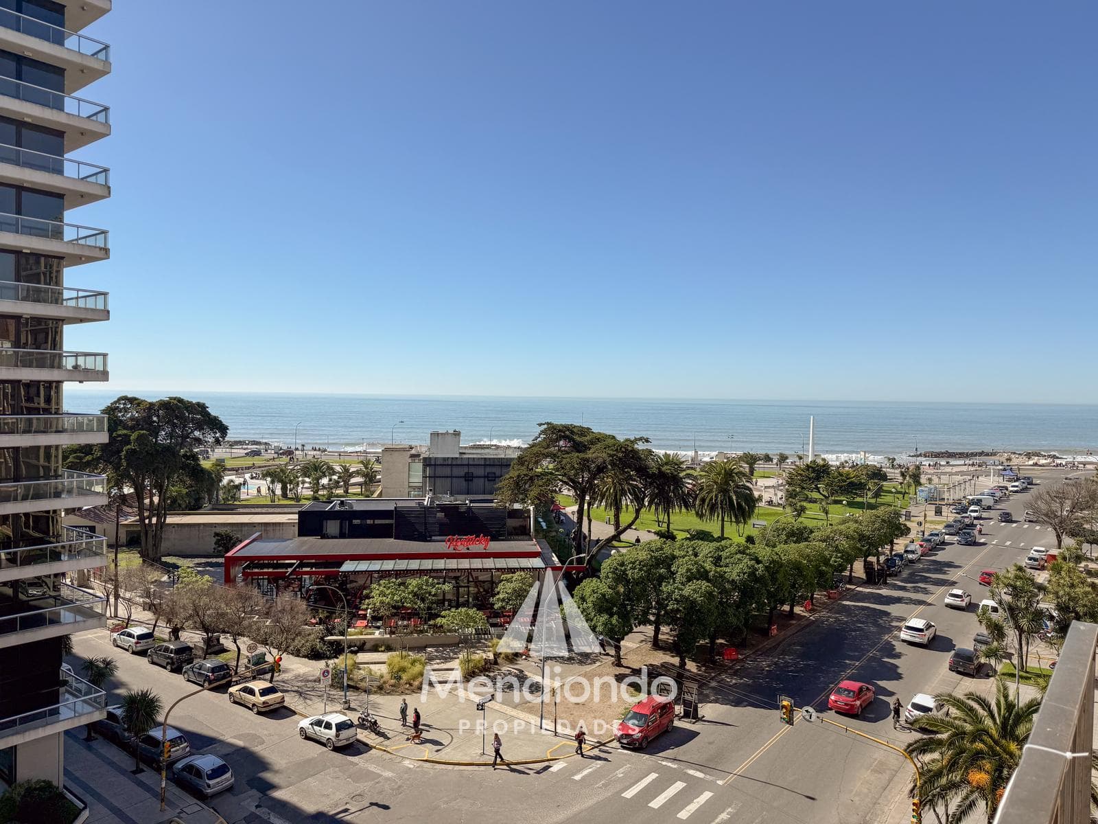 2-bedroom apartment on the 6th floor, facing the street, with a VIEW OF THE OCEAN and Plaza España. La Perla.