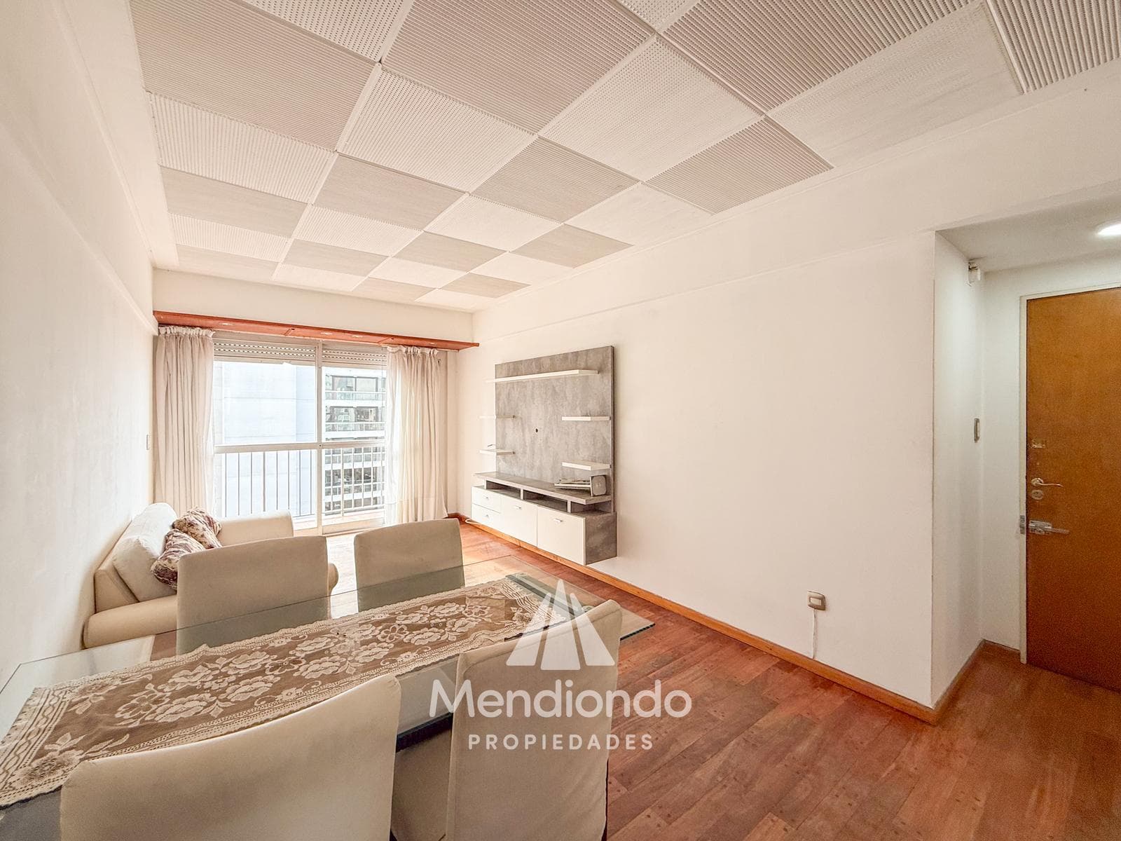 2-bedroom apartment on the 6th floor, facing the street, with a VIEW OF THE OCEAN and Plaza España. La Perla.