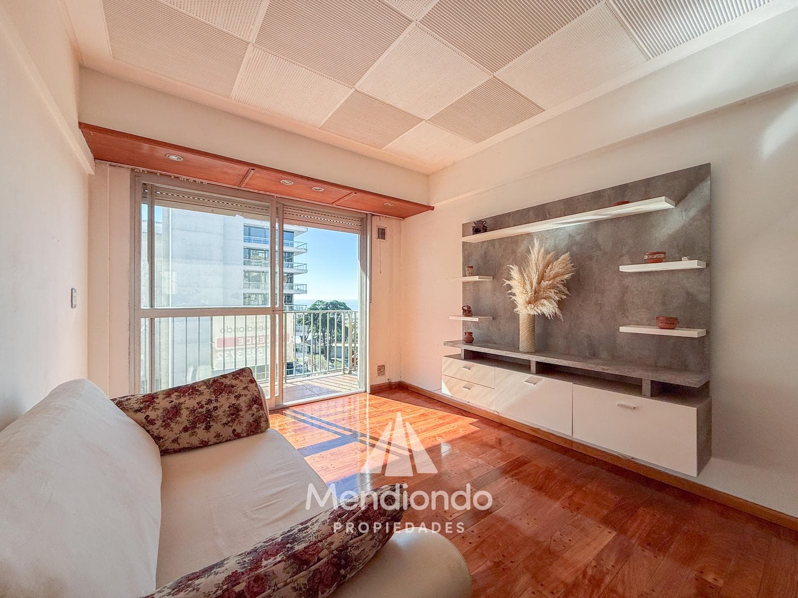 2-bedroom apartment on the 6th floor, facing the street, with a VIEW OF THE OCEAN and Plaza España. La Perla.