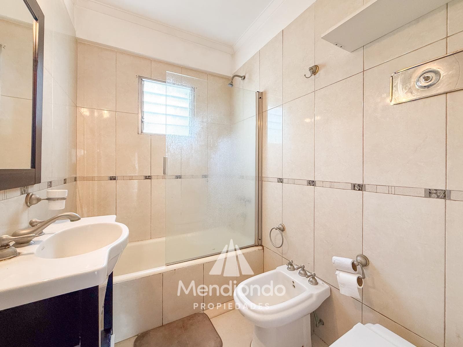 2-bedroom apartment on the 6th floor, facing the street, with a VIEW OF THE OCEAN and Plaza España. La Perla.