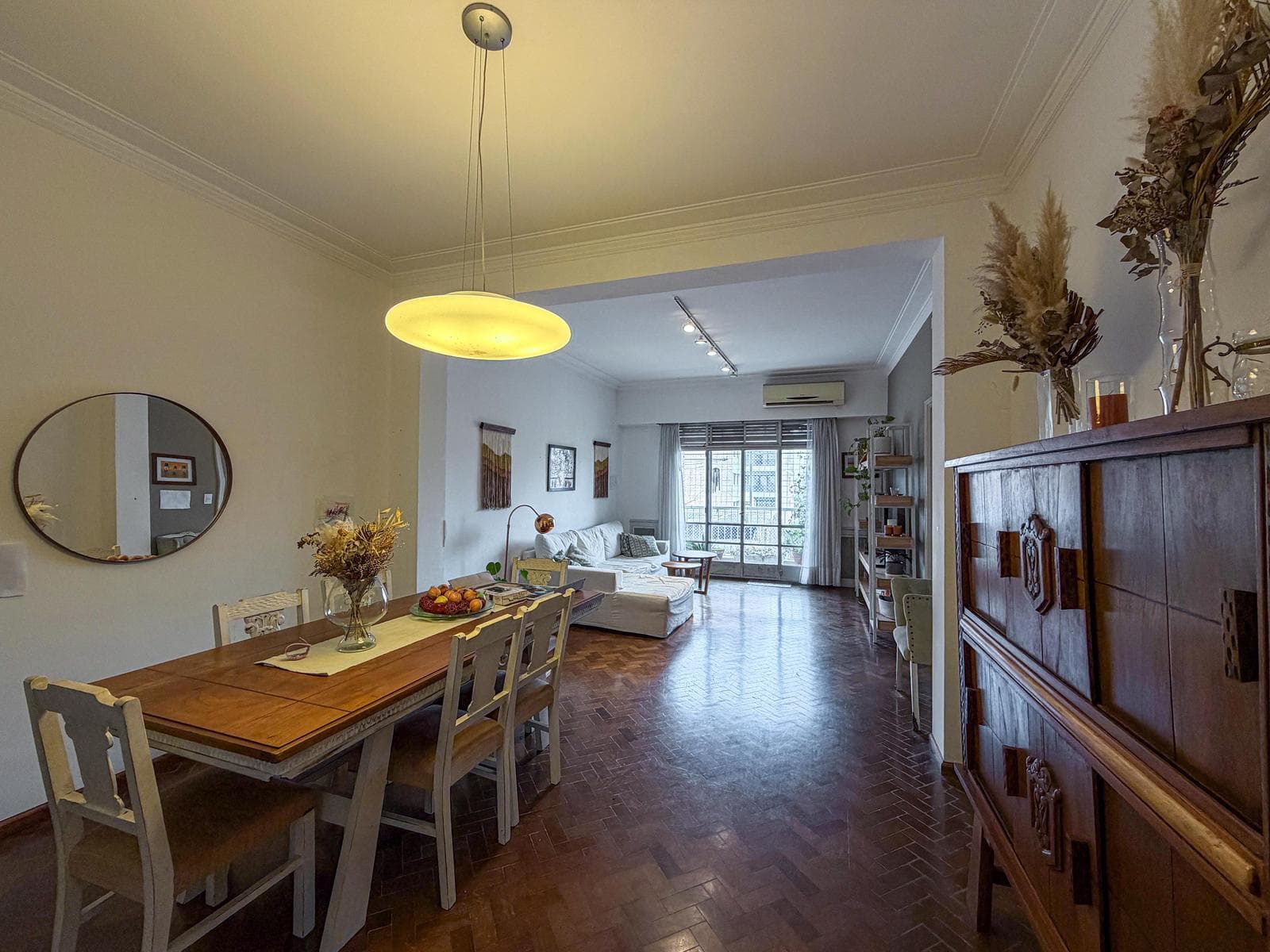 Stately 3-bedroom apartment with a guest room and a garage