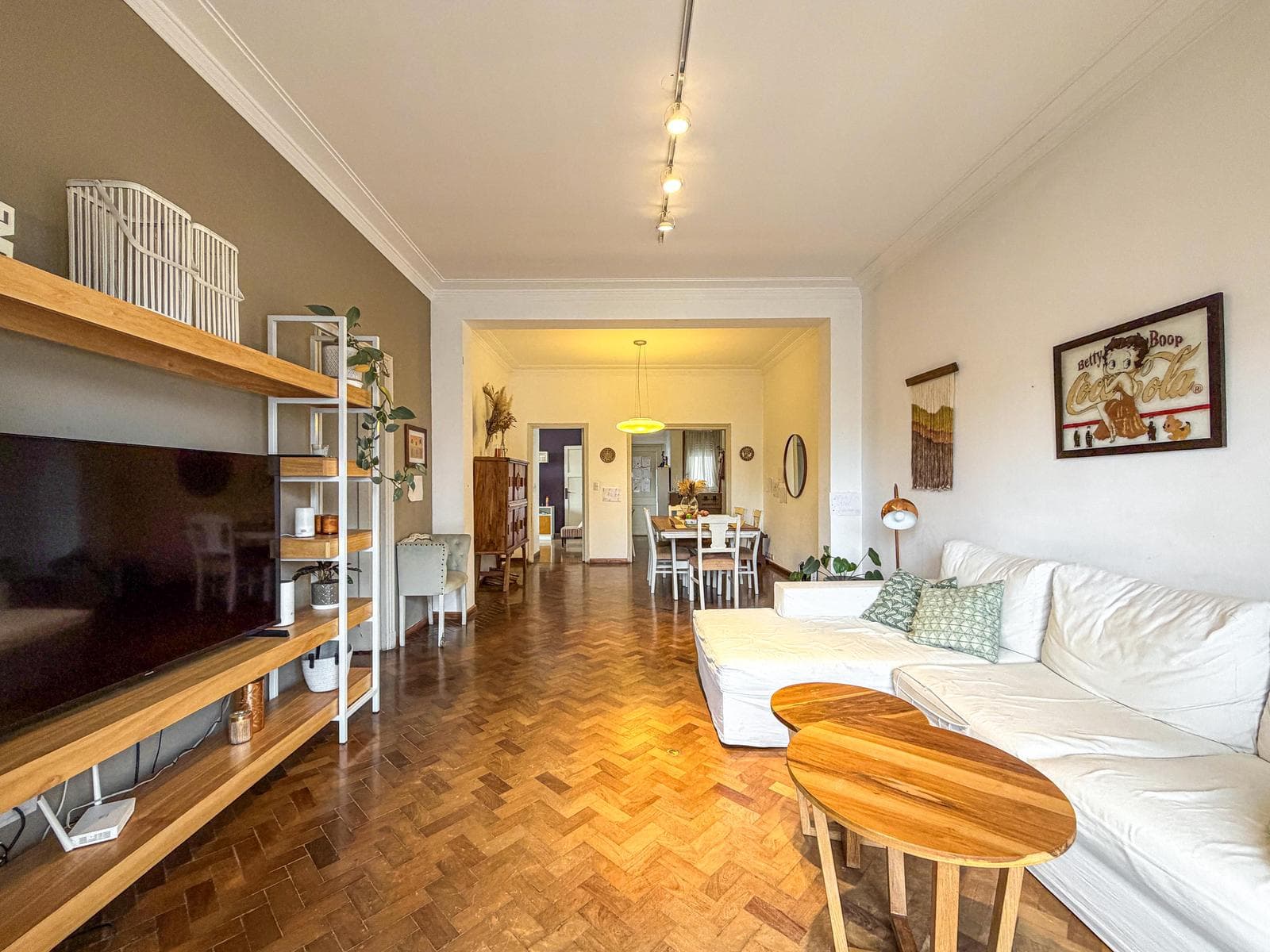 Stately 3-bedroom apartment with a guest room and a garage