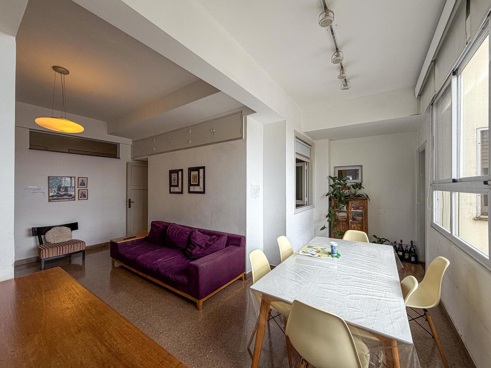Stately 3-bedroom apartment with a guest room and a garage