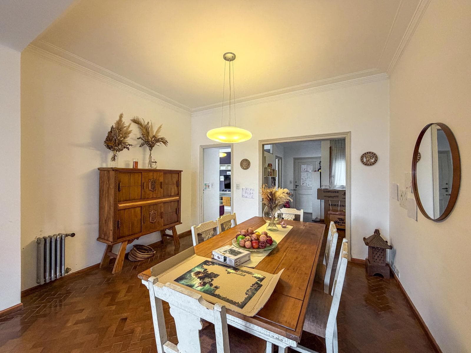 Stately 3-bedroom apartment with a guest room and a garage