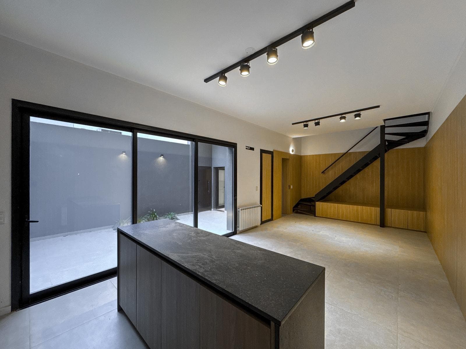 2-bedroom house with an open-concept layout, plus a home office and outdoor kitchen in Zona Río