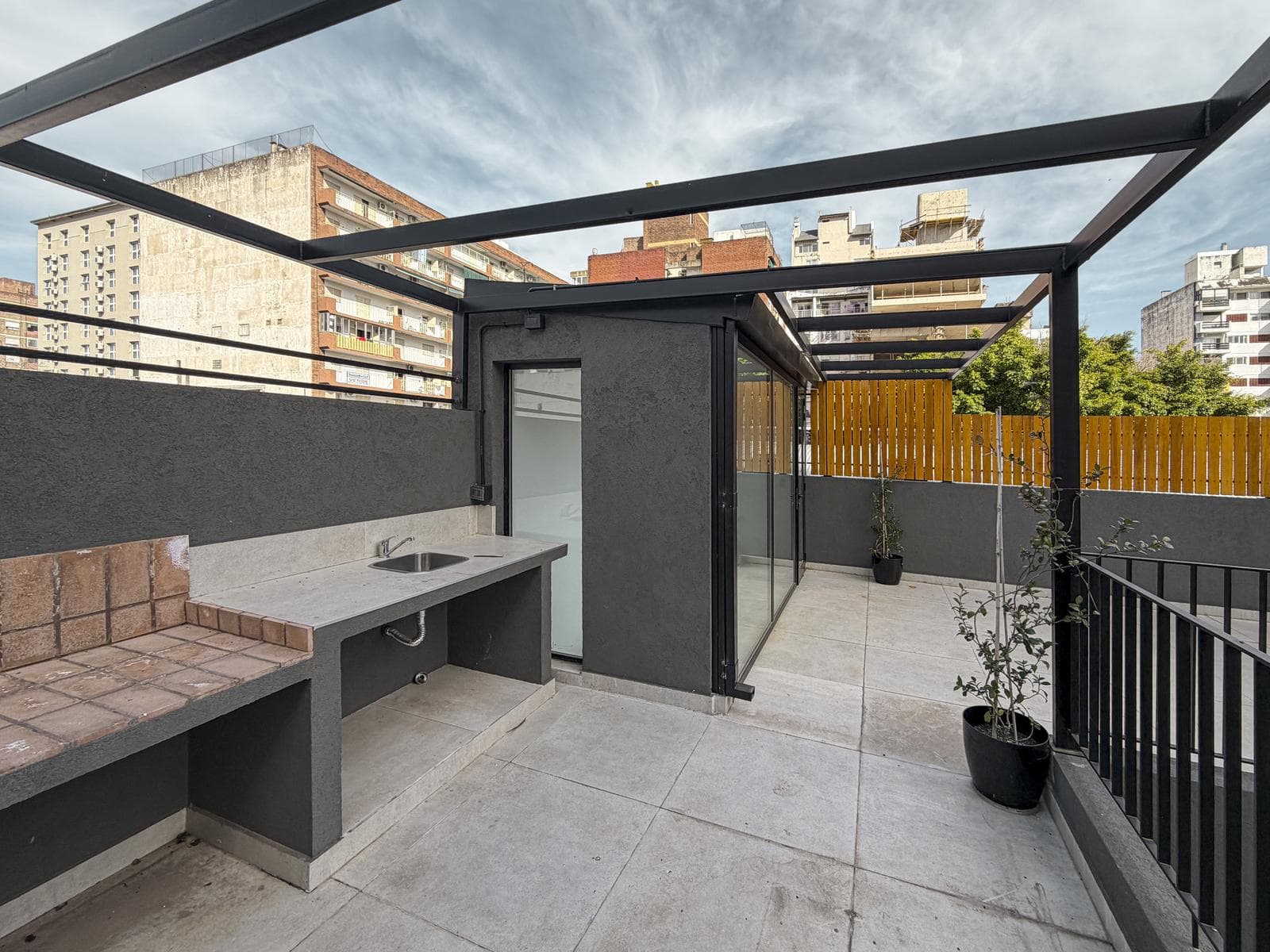 2-bedroom house with an open-concept layout, plus a home office and outdoor kitchen in Zona Río