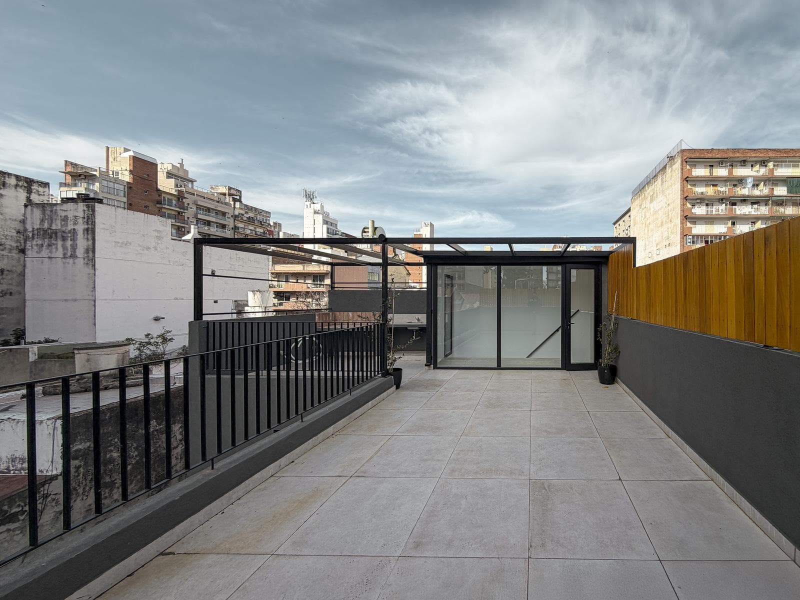 2-bedroom house with an open-concept layout, plus a home office and outdoor kitchen in Zona Río