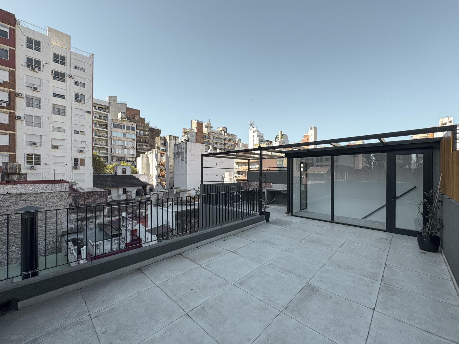 2-bedroom house with an open-concept layout, plus a home office and outdoor kitchen in Zona Río