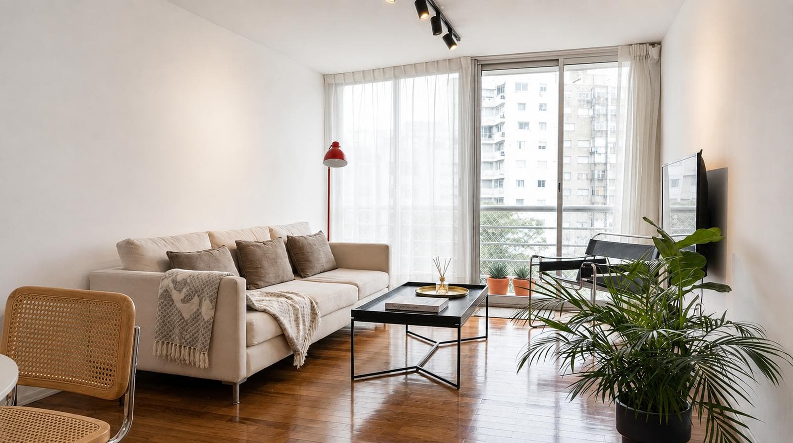 Furnished 1-bedroom apartment for rent on the main street in Punta Carretas