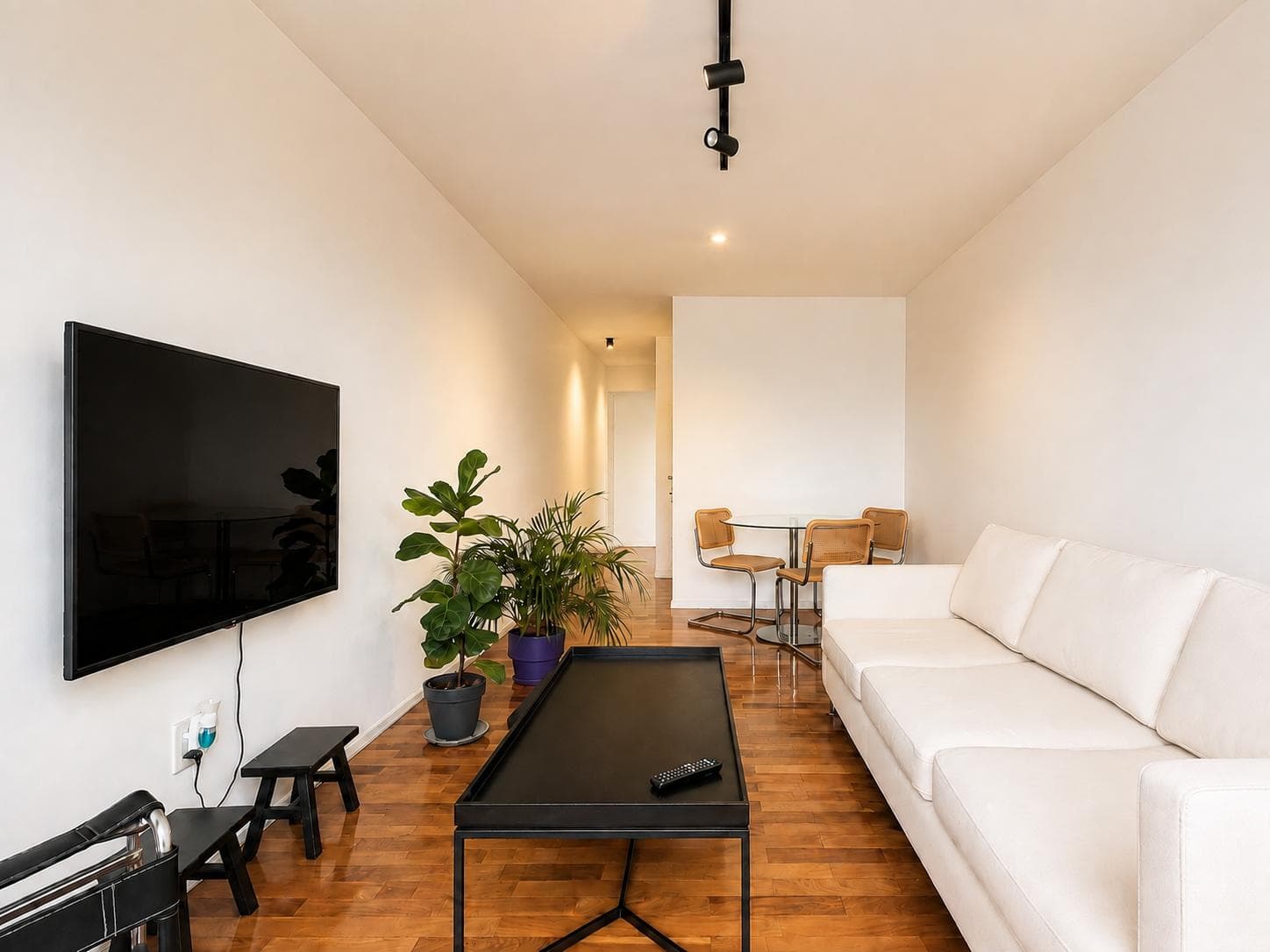 Furnished 1-bedroom apartment for rent on the main street in Punta Carretas