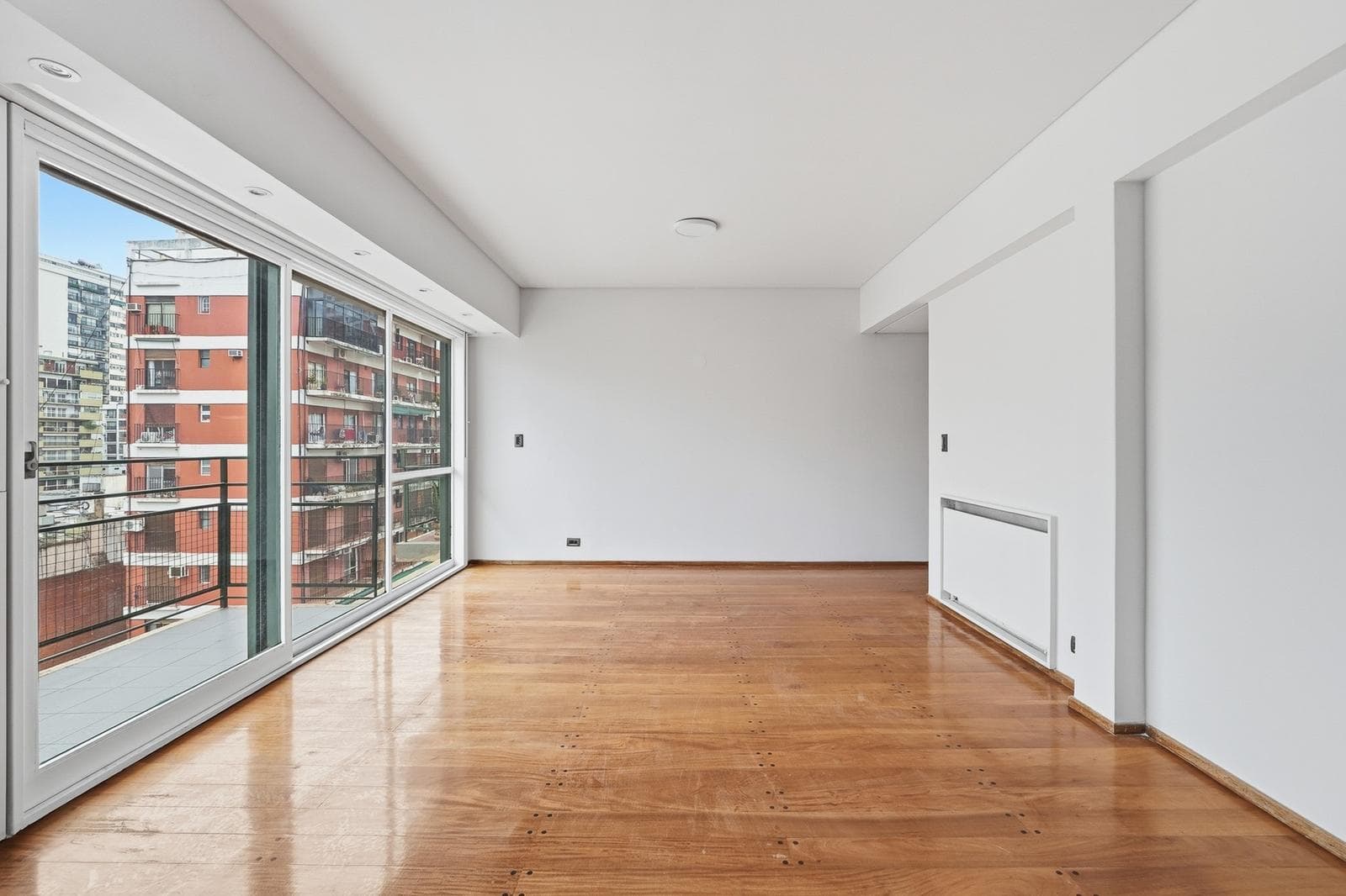 Very bright 3-room apartment for rent in Belgrano C, with a garage and storage room