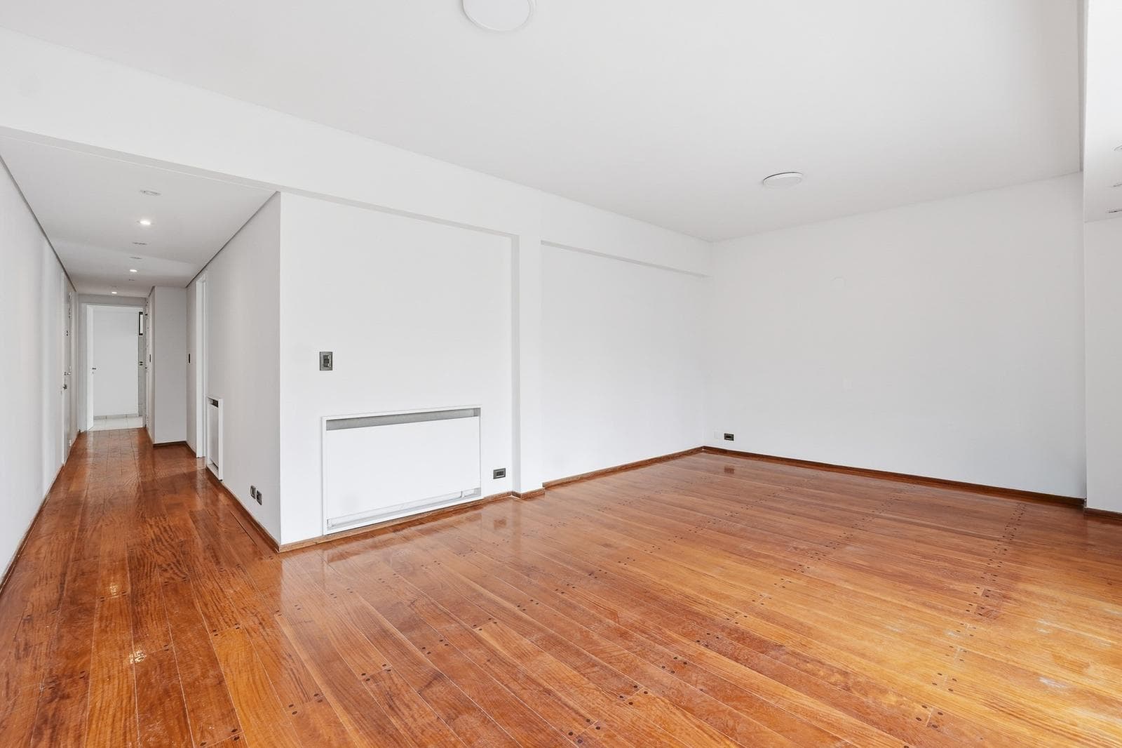 Very bright 3-room apartment for rent in Belgrano C, with a garage and storage room