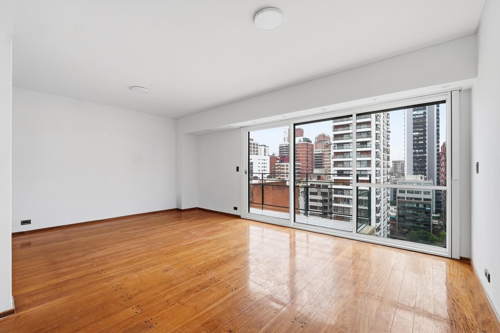 Very bright 3-room apartment for rent in Belgrano C, with a garage and storage room