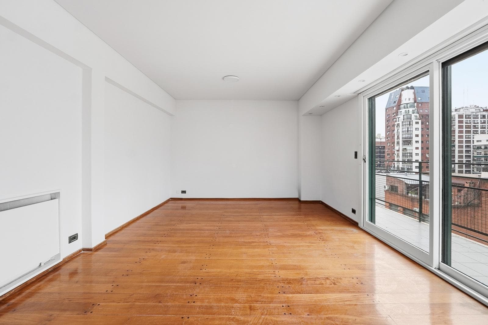 Very bright 3-room apartment for rent in Belgrano C, with a garage and storage room